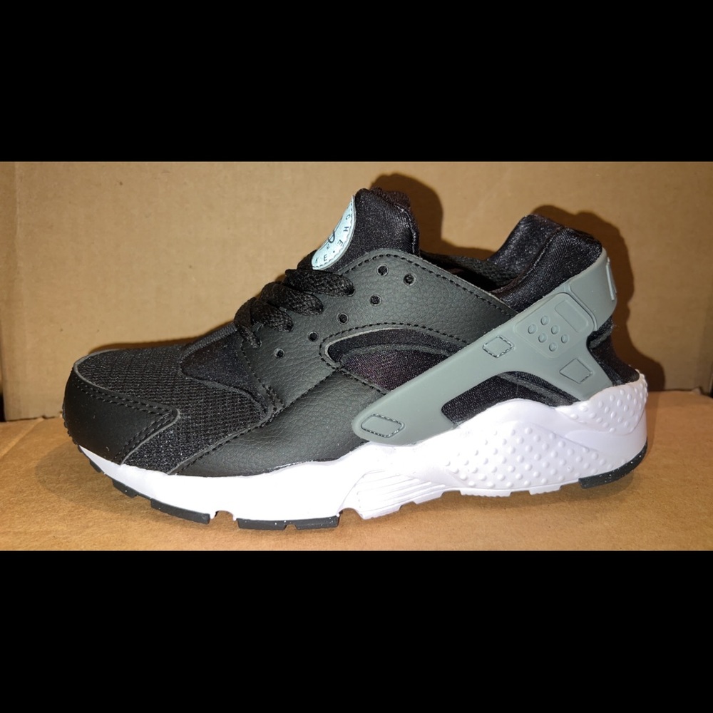 Boys Nike Huarache Size 4,5 NEW